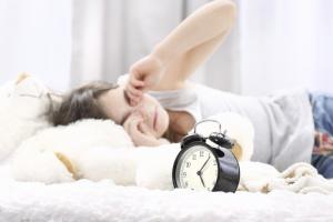 Az alváskutató szerint le kéne állni az óraátállítással