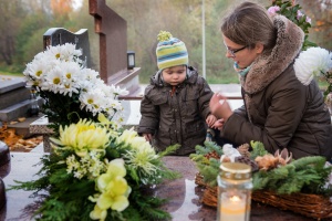 Gyerek a temetőben – Halottak napja, Mindenszentek ünnepe a gyermekek szempontjából